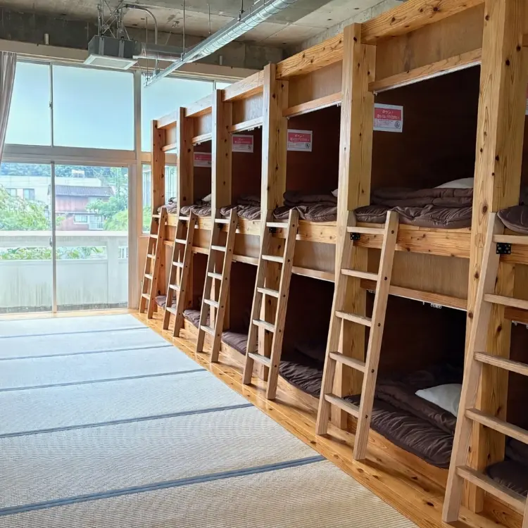 宿泊はドミトリー型・大部屋でチームの交流を促進